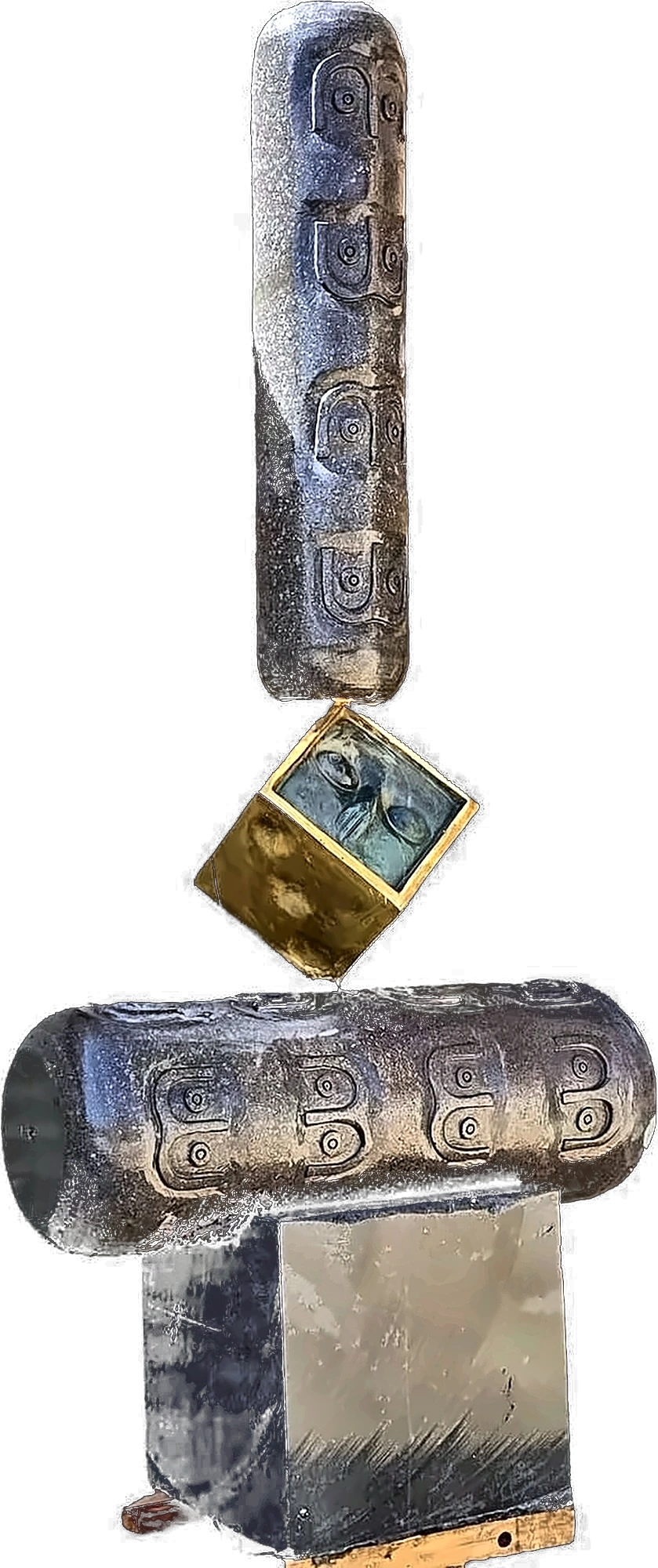 La última escultura de Hazem Al-Zubi en basalto y bronce dorado, aislada sobre un campo oscuro.