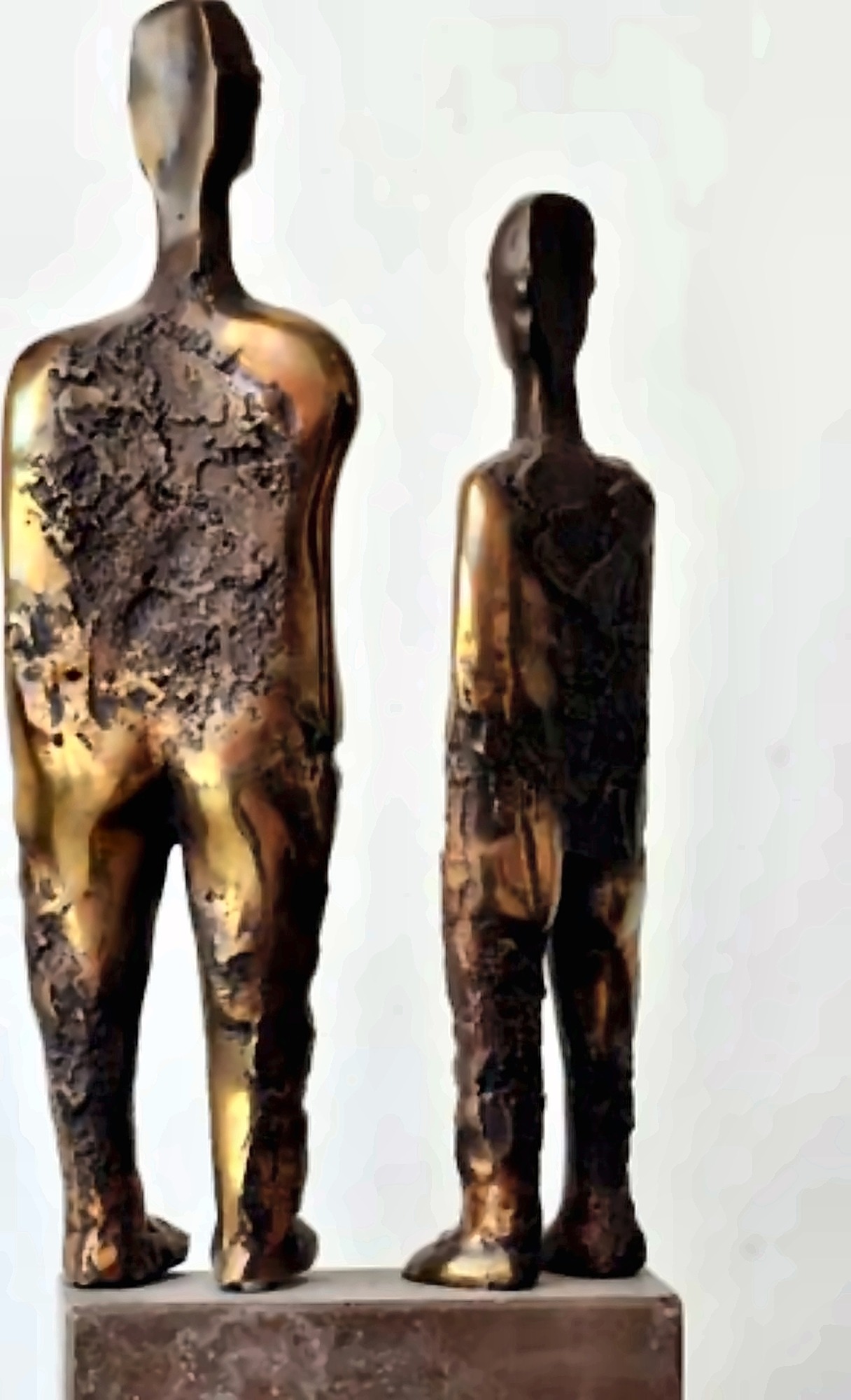 عمل «رجلين» من البرونز، بأبعاد 27 × 14 × 3 سم.