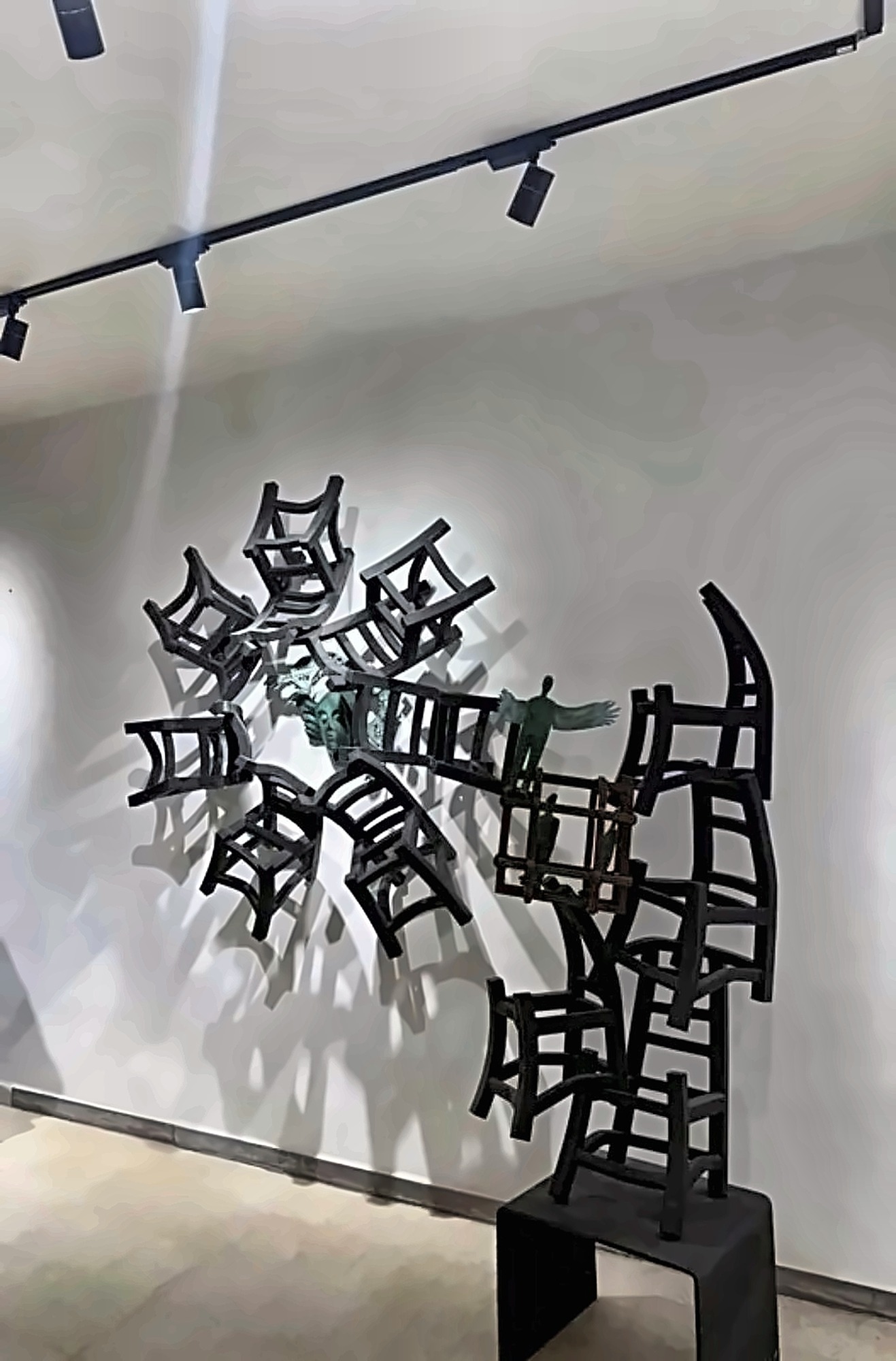 Una escultura mural formada por sillas.