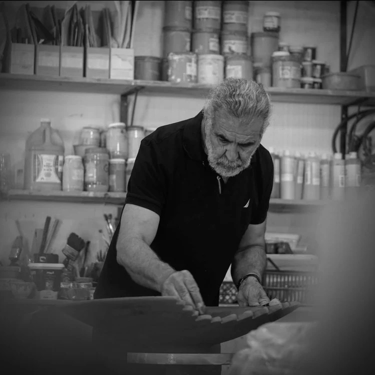 Hazem Al-Zubi trabajando en su taller, Amán.