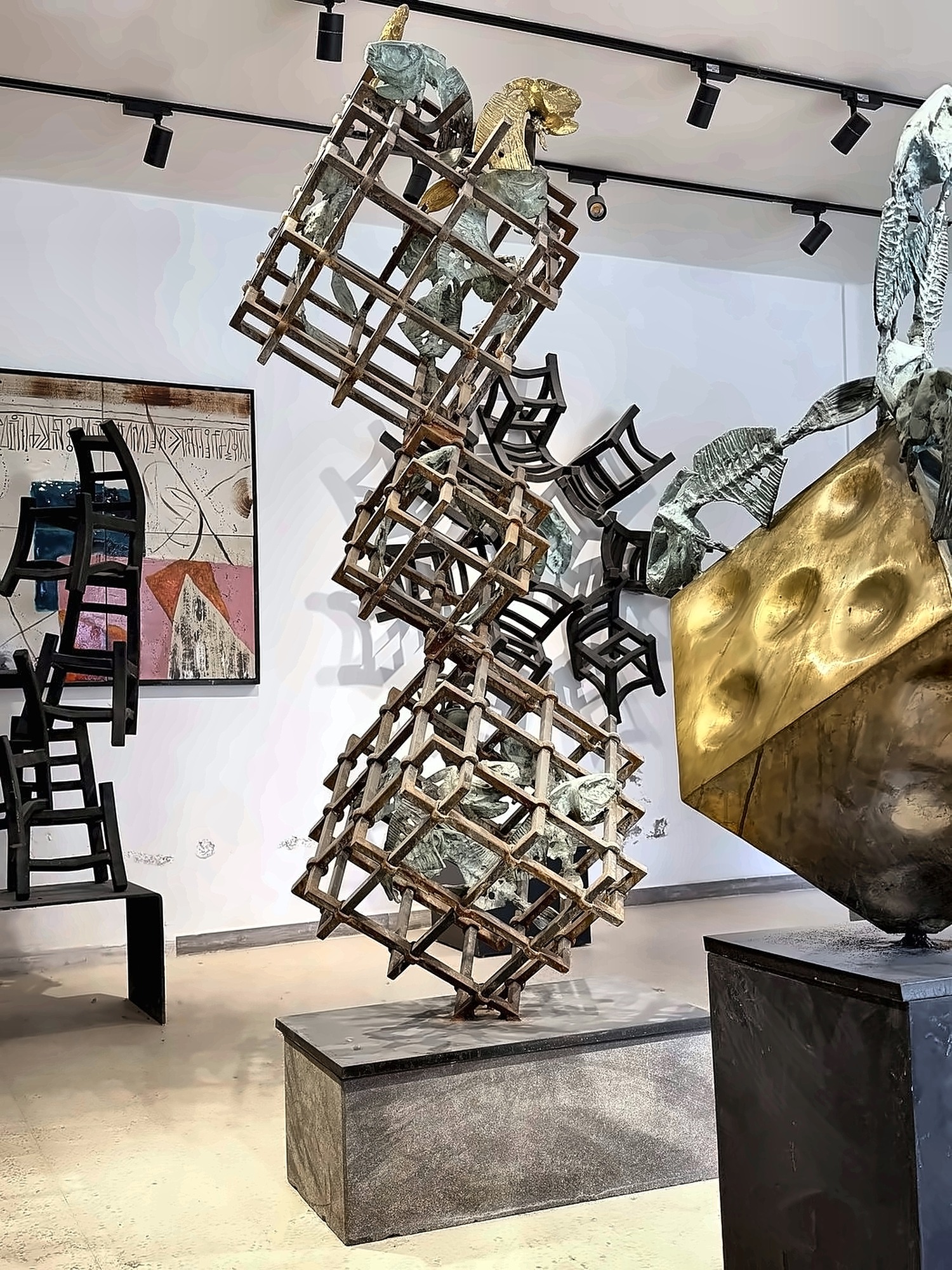 Una escultura de celosía con una abertura.