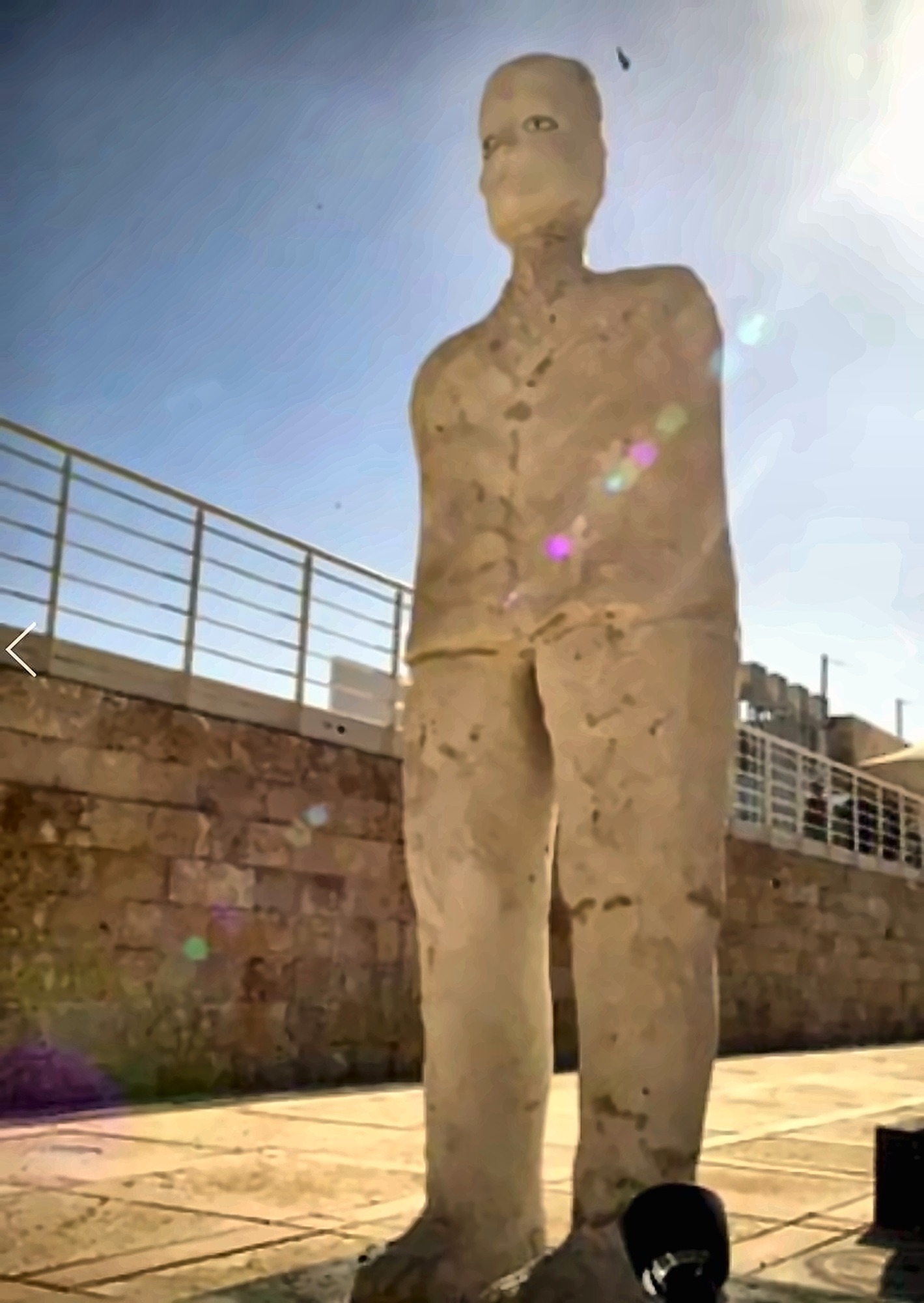 Una figura completa de caliza de Hazem Al-Zubi.