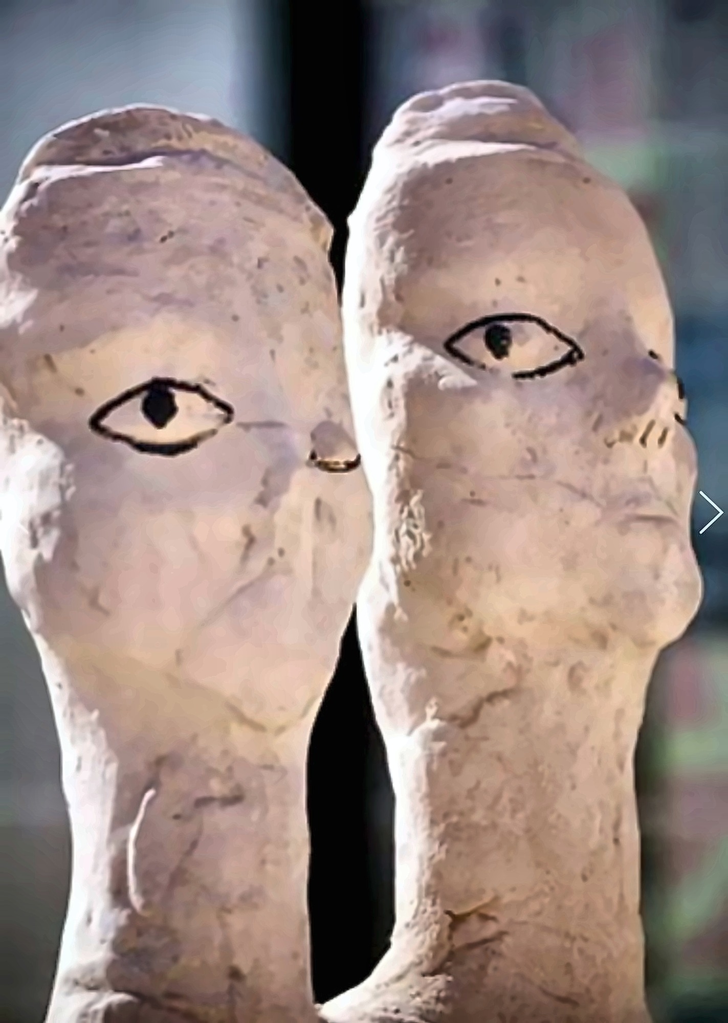 Dos figuras de caliza de Hazem Al-Zubi.