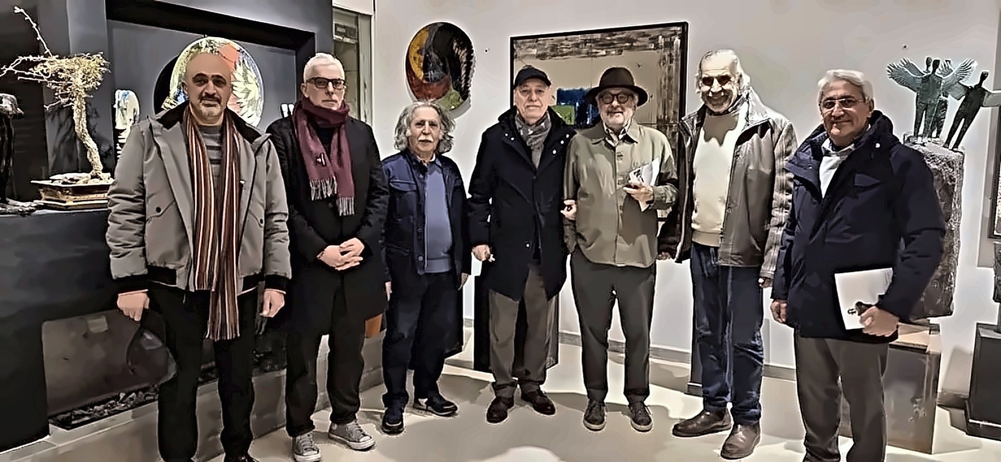 Visitantes entre las obras de Hazem Al-Zubi.