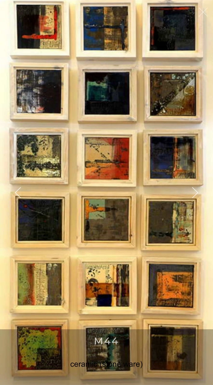 M44 · ثمانية عشر عملا صغيرا مؤطرا، مرتبة في ثلاثة أعمدة.