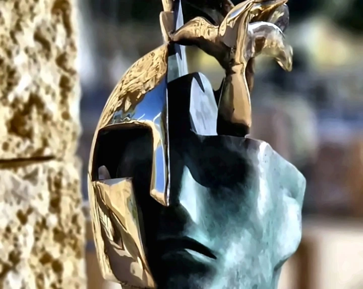 شكل رأس خزفي مزجج من قرب، بسطح دافئ ومثقب.